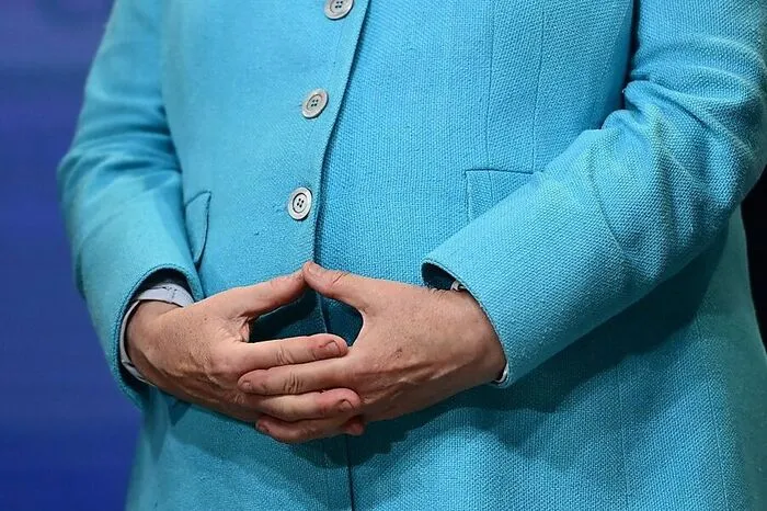 Das Wichtigste vorweg: Die Merkel-Raute. Das Markenzeichen der scheidenden Bundeskanzlerin entwickelte sich zum Synonym für ihre Person. Auch, wenn sie im vergangenen Wahlkampf um das Kanzleramt nicht mehr mitmischte, war das Symbol präsent. Ihr wahrscheinlicher Nachfolger, der SPD-Politiker Olaf Scholz, presst auf die Frage, wie sehr er die Kanzlerin vermissen werde, die Fingerspitzen zur "Merkel-Raute" zusammen. 