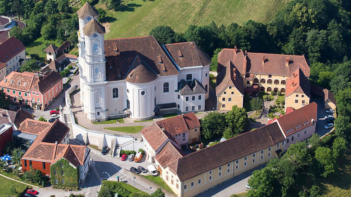 Die weithin sichtbare Weizbergkirche wurde zur Basilika erhoben