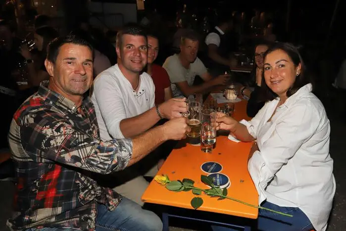 Gesehen wurden: Stadtrat Helmut Kraßnig (am Foto links)  mit dem FF-Ausbilder Daniel Tiffner mit Kathi Schulterer.