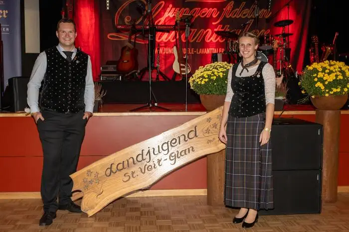 Bezirksobmann Philipp Mitschey und Bezirksleiterin Laura Zwischenberger