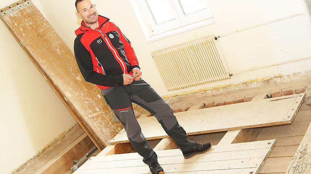Bergrettungs-Ortsleiter Marko Schulnig im Vereinshaus in St. Ulrich, das gerade für die Bergrettung umgebaut wird