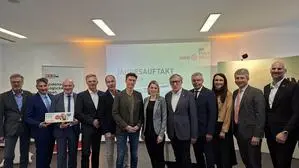 Die regionalen WKO-Vertreter Albert Brunner (2. von links), Norbert Steinwidder (3. von links) und Michael Gassner (4. von rechts) mit Präsident Josef Herk (5. von rechts) mit Gästen und Vortragenden