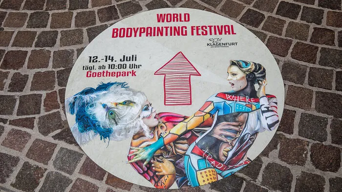  "Bodypainting goes Shopping" lautete das Motto, welches das World Bodypainting Festival in die Stadt brachte. Die Models wurden dabei direkt in den Schaufenstern bemalt.