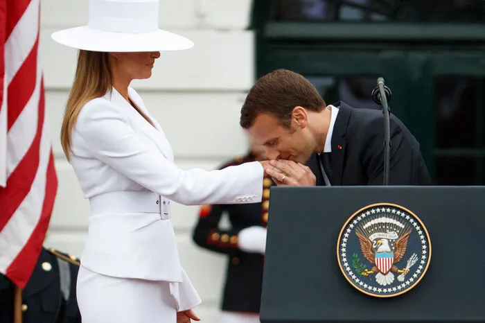 Durch und durch Franzose: Macron begrüßt die First Lady mit einem Handkuss.