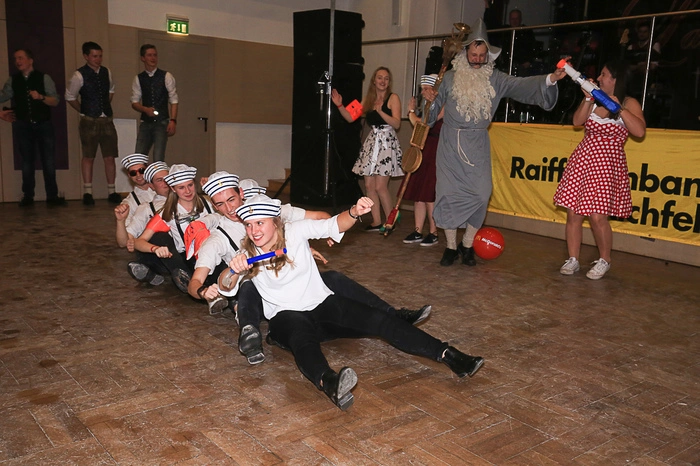Zu Mitternacht brachte auch die Landjugend Schiefling in Kärnten mit ihrer Mitternachtseinlage ordentlich Stimmung in den vollgefüllten Ballsaal.