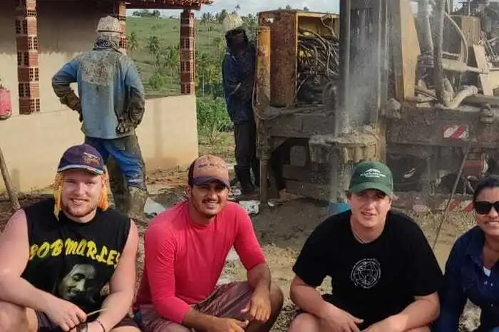 Tiefbohrungen in Pernambuco (genauer in Gloria do Goita), vlnr. Georg Zeiler, Dudu (Arbeiter), Stijepan Paric, Margarida (Organisation und Leitung der Brunnenbohrungen in Gloria do Goita). Diese Brunnen werden mit einer großen Maschine und einem Kompressor errichtet und sind 50 bis 70 Meter tief.