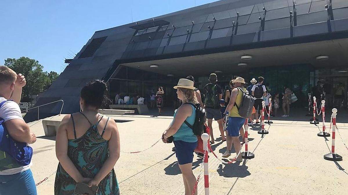 Die Warteschlange in praller Sonne sorgte für Ärger.