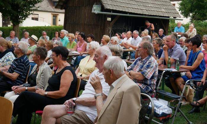 Die Präsentation lockte viele Besucher in den Mörderndorfer Schlosshof