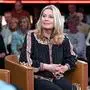 Karin Thaler sitzt in einer Talkshow vor Publikum