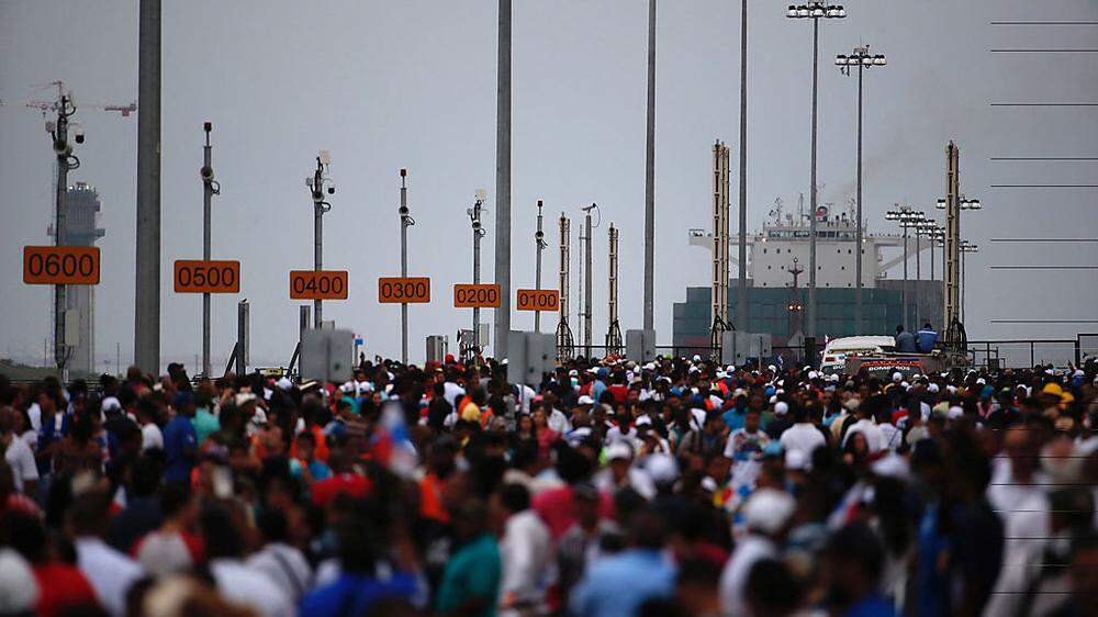 Tausende bejubeln den chinesischen Frachter &quot;Cosco Shipping Panama&quot;, der als erstes Schiff durch die legendäre Wasserstraße fuhr