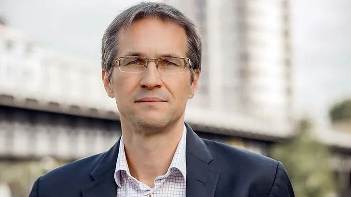 Das Urteil des Migrationsforschers Gerald Knaus über die Entwicklung der Flüchtlingspolitik Europas in den vergangenen fünf Jahren fällt vernichtend aus. "Kollektives Versagen, von ganz, ganz vielen Akteuren", ortet er. Es sei bis heute nicht gelungen, zu artikulieren, wie Grenzkontrolle unter Berücksichtigung von bestehendem Recht - vor allem Menschenrecht - passieren könne. Die Folge sei die Verletzung jeglicher Standards an den Außengrenzen der EU. "Es scheint, als würde die Politik derzeit nur diesen Weg oder jenen des vollkommenen Kontrollverlusts sehen."