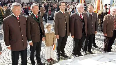 Am Vormittag ist Haider bei der 10.-Oktober-Feier im Landhaushof