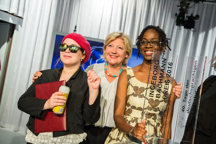 ... Stefanie Sargnagel (links) feierte sich und ihre Burschenschaft Hysteria, im Bild mit Klagenfurts Bürgermeisterin Maria-Luise Mathiaschitz und Sharon Dodua Otoo ...