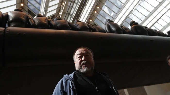Ai Weiwei vor seinem Flüchtlings-Schlauchboot in der tschechischen Nationalgalerie in Prag