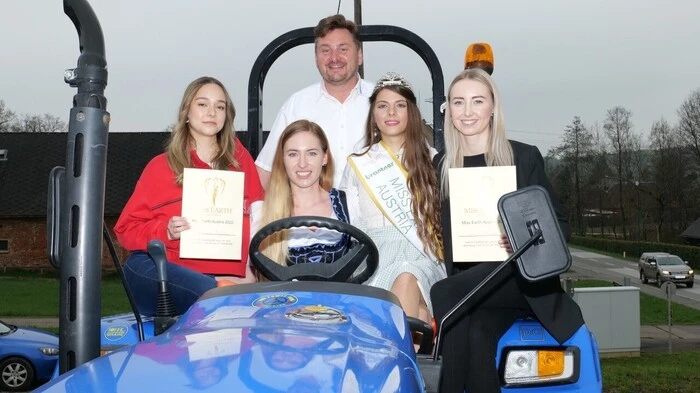 Am Traktor: Die Halbfinale Siegerinnen Susanne Radlager und Lena Schrems mit Gastgeber René Swen Horvath, Winzerin Katharina Baumgartner und der amtierenden Miss Earth Austria 2021 Enya Rock