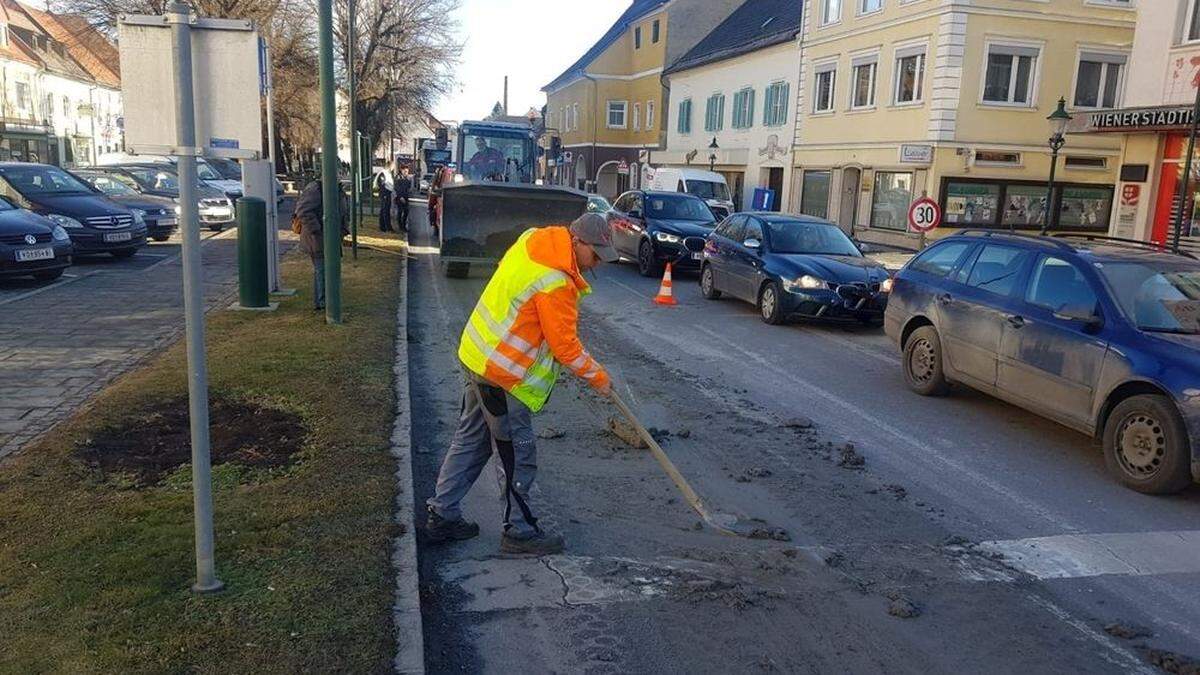 Der Bauhof und die Feuerwehr reinigten die Straße