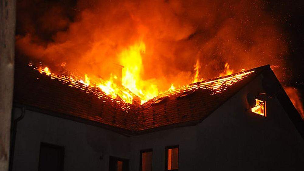 Der Dachstuhl brannte komplett ab