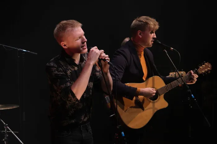 Ihre Söhne steuerten als Band "Brofaction" einen gleichnamigen Song bei.