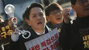 Unterstützer sehen im Haftbefehl gegen den des Amtes enthobenen südkoreanischen Präsidenten Yoon Suk-yeol einen Komplott. Gegner, wie jener am Bild, wollen ihn hinter Gittern sehen.  