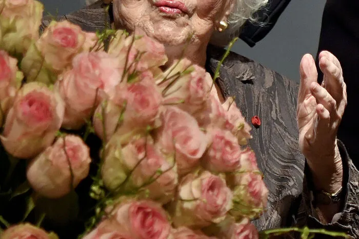 21. Februar: Hilde Zadek, eine der großen Sopranistinnen des 20. Jahrhunderts, stirbt im biblischen Alter von 101 Jahren. Zadek war Kammersängerin und Ehrenmitglied der Staatsoper und zog sich in den 1970ern von der Bühne zurück. Seither war sie als Gesangslehrerin tätig, leitete unter anderem bis 1978 die Gesangsabteilung am Konservatorium der Stadt Wien.