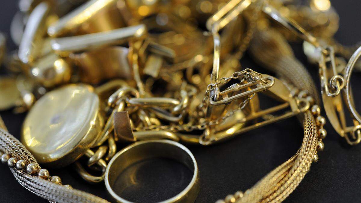 Die Frau übergab Geld und Goldschmuck