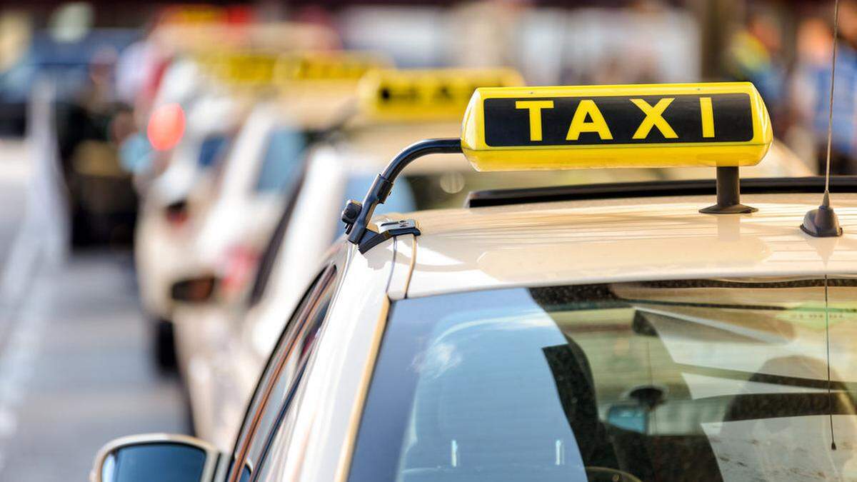 Besonders, wenn Alkohol im Spiel ist, müssen die Taxis danach immer wieder geputzt werden, erzählt der Taxilenker