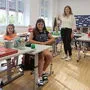 Lehrerin Lisa Hinterleitner und die Schüler der Sommerschule der ersten und zweiten Klasse