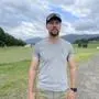 Karl Maier am Campingplatz rot: Im Hintergrund laufen die Vorbereitungen für den Grand Prix, 800 Stellplätze werden sich in den nächsten Tagen füllen