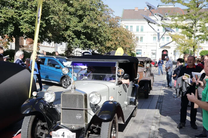 Doch auch die historischen Fahrzeuge der Teilnehmer der 42. Internationalen Löwen Rallye lenkten die Blicke der Besucher auf sich.