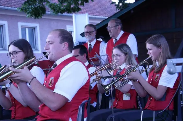 Die zahlreichen Besucher klatschten schon bei den ersten Musikstücken begeistert mit und spendeten tosenden Applaus.