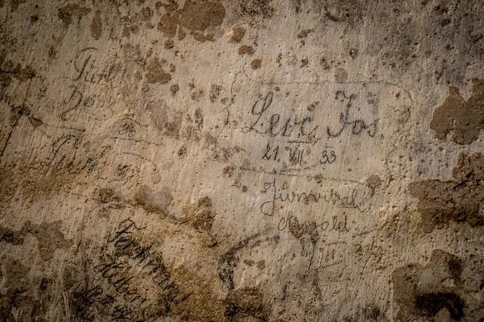 Kritzeleien, die bis ins 18. und 19. Jahrhundert zurückreichen, zeugen von regen Besuchen – neuzeitliche Graffiti leider inklusive.