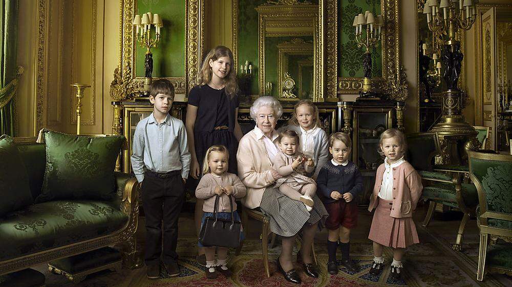 Elizabeth II. mit ihren fünf Urenkelkindern und ihren zwei jüngsten Enkelkindern im "Green Drawing Room" auf Schloss Windsor