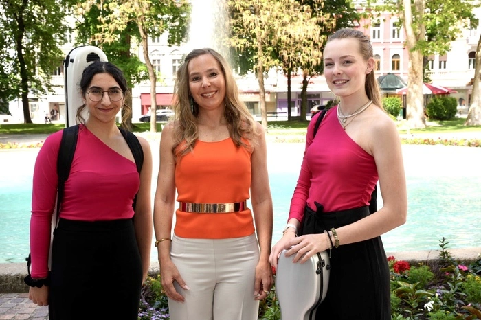 Intendantin Julia Malischnig mit den Gitarristinnen Amirah Pranzl und Valentina Schantl 