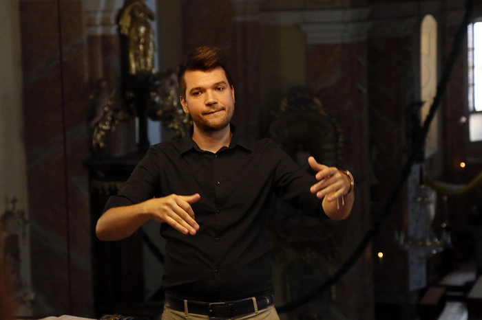 Unter der Gesamtleitung von Peter Joachim Heinrich mit einem Chor, Orchester und Solisten.