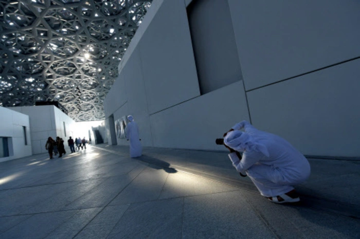 Am ersten Tag  kamen hunderte Einheimische, aber auch Asiaten, Europäer und Bürger anderer arabischer Staaten in das Museum- Es zeigt auf 64.000 Quadratmetern etwa 600 Werke aus aller Welt.