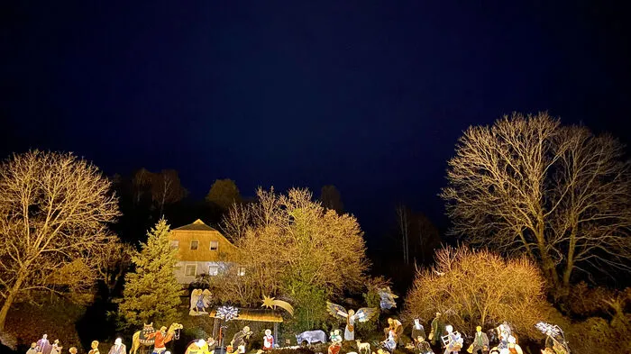 Hell erleuchtet strahlt die Radentheiner Krippe besonders nach Sonnenuntergang