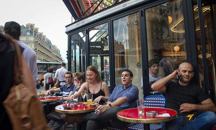 Hier steht der Wein noch auf dem Tisch. Außenbereich eines Cafés in Paris
