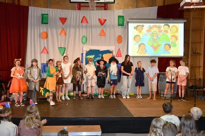 Auf dieser musikalischen Reise treffen heimische Puppen und Kuscheltiere auf Piraten, lustige Pinguine, chinesische Drachen und andere.