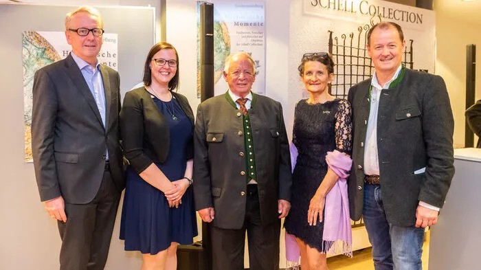 Die Objekte der Schell Collection machen den Ausstellungsbesuch zu einer Weltreise und zu einer Zeitreise.