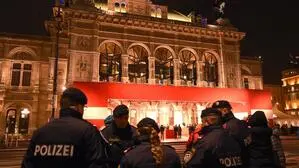 Die Polizei sichert den Opernball ab. 