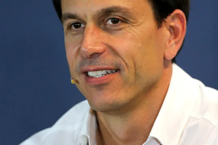 Torger Christian "Toto" Wolff: Der Österreicher war einst selbst Rennfahrer, ehe er sich als Finanzinvestor einen Namen machte. Über eine Beteiligung am Williams-Rennstall kam er 2013 als Motorsportchef zu Mercedes und führte das Team seither an die Spitze der Formel 1. Bernie Ecclestone selbst sieht den 44-Jährigen als potenziellen Nachfolger, Wolff aber dementierte zuletzt ein Interesse.