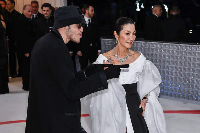 Oscar-Gewinnerin Michelle Yeoh entschied sich für eine klassische Robe