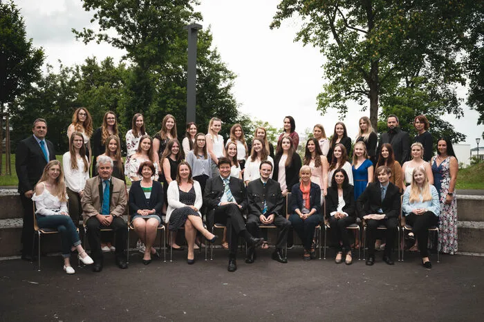 Die Reifeprüfung ist in der 5B-Klasse der HLW Feldbach ist für folgende Maturantinnen erfolgreich über die Bühne gegangen:Ausgezeichneter Erfolg: Jasmin Kazianschütz, Lena Mandl, Julia Weinhappel.Guter Erfolg: Alexandra Pock, Anna Maria Ranftl,Michelle Stradner.Bestanden: Michele Froschhauser, InesGallowitsch, Katja Hackl, Julia Hainz, AnnaHeidinger, Liliane Hütter, Selina Kickenweiz-Wolf, Yvonne Konrad, Katja Ladenhaufen, KatharinaLang, Alessa Lienhart, Julia Peterherr, NadinePototschnigg, Michaela Puntigam, Carina Rauch, Tanja Rodler, Chiara Schleich, Katja Thöni,Sabrina Trummer, Bianca Unger, Melanie Weiß.