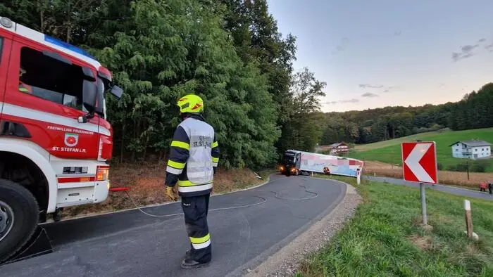 Der Lkw-Lenker kam in einer steilen Kurve der L 246 von der Straße ab und blieb hängen