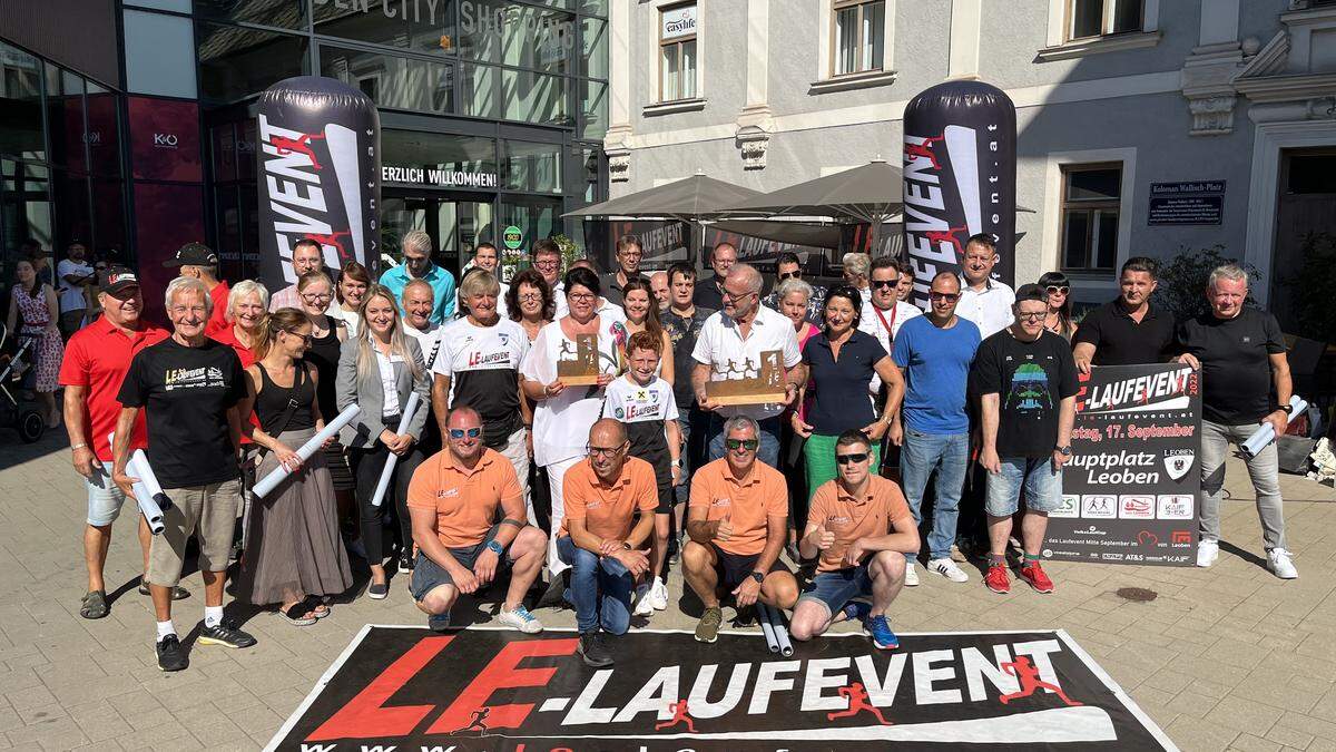 Die Hauptverantwortlichen Andreas Völsner, Wolfgang Hirschbeck, Christian und Maurice Maurer (vorne v.l.) mit Helfern und Unterstützern 