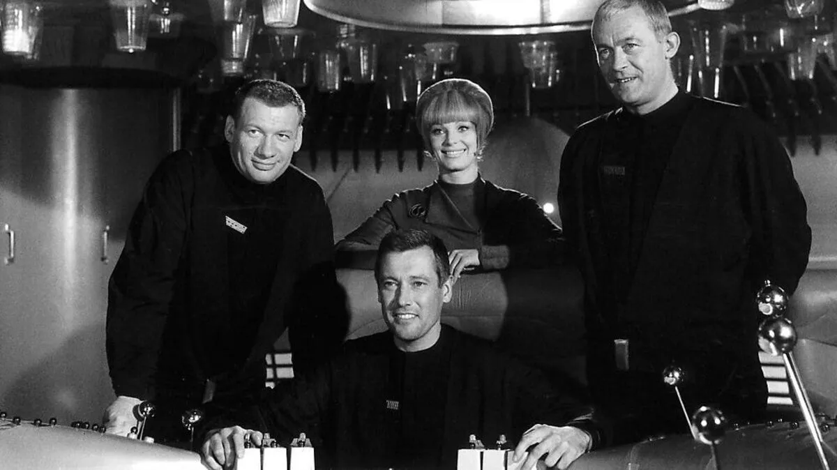 Leutnant Monti (Wolfgang Völz), Major Allister (Dietmar Schönherr), Leutnant Jagellovsk (Eva Pflug) und Leutnant Sigbjoernson (Claus Holm)