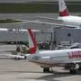 ABD0186_20200501 - SCHWECHAT - ÖSTERREICH: ++ THEMENBILD ++ ZU APA0274 VOM 1.5.2020 - Illustration zum Thema Lauda / Laudamotion. Im Bild: Eine Maschine der Laudamotion und Ryanair aufgenommen am Freitag, 1. Mai 2020, am Flughafen Wien-Schwechat. Ryanair droht mit der Schließung ihrer österreichischen Tochter Lauda in Wien. Lauda-Jets würden mit Ryanair-Flugzeugen ersetzt, sollte die Belegschaft nicht zu Lohnkürzungen und neuen Arbeitsverträgen bereit sein. - FOTO: APA/HELMUT FOHRINGER