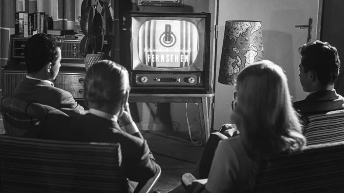 Am 1. August 1955 um 17 Uhr startete die Ära des Fernsehens in Österreich: „Guten Abend, meine sehr verehrten Damen und Herren. Ich begrüße Sie recht herzlich zu unserem Fernsehprogramm“, mit diesen Worten begrüßte Franziska Kalmar die Fernsehzuschauer, die eher noch spärlich gesät waren.