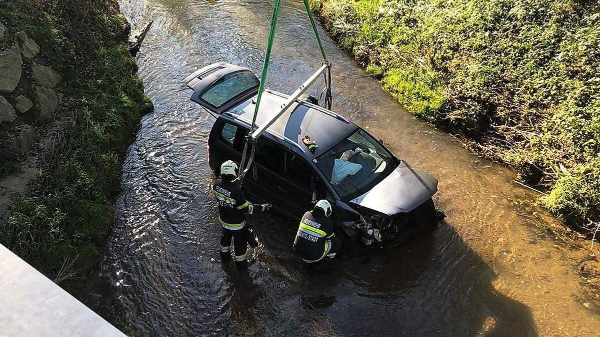 Drei Personen wurden bei dem Unfall verletzt, eine davon schwer