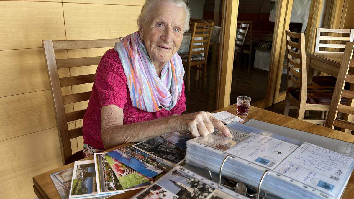 Selbst Karten mit Kurrentschrift kann Maria Brenner noch mühelos lesen